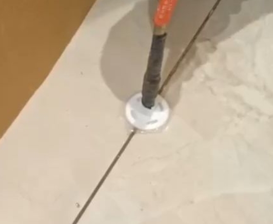 北辰瓷砖空鼓维修公司专业解答瓷砖在铺贴过程中，如果没有涂抹均匀到位的粘结材料（如水泥砂浆或瓷砖胶），可能会导致以下问题