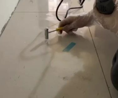 北辰瓷砖开裂维修公司专业分享瓷砖在铺贴前如果没有沥干水分，将会导致以下问题