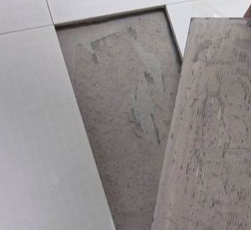 北辰瓷砖空鼓维修公司分享瓷砖铺贴时如果打浆（即涂抹在瓷砖背面和基层上的砂浆或瓷砖胶）过少，会带来以下问题